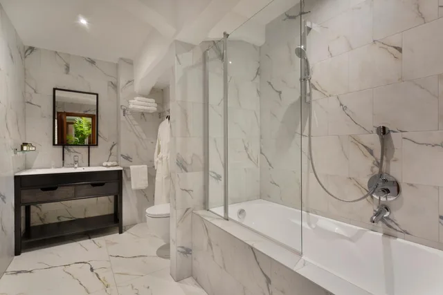 جناح ديلوكس بسرير كوين بإطلالة على البحر مع أريكة، Brown Beach House Design Hotel 2/2