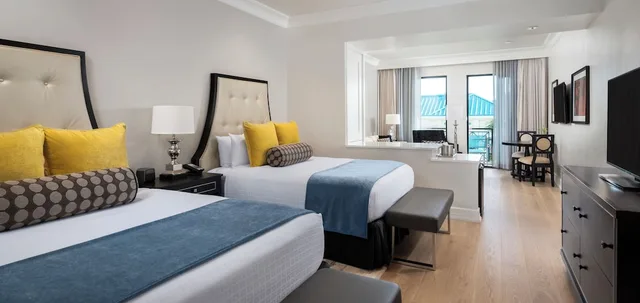 5TH Avenue, Club, Suite, 2 Queen Beds, Sofa، Inn On Fifth 1/1