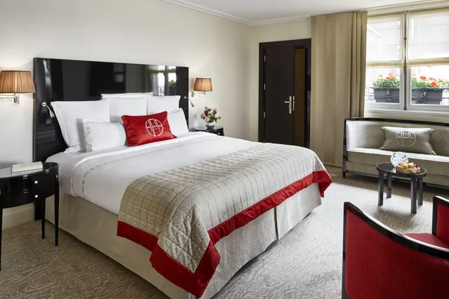 شقة بسرير كينج وسريرين منفصلين، Hotel Plaza Athenee 1/2