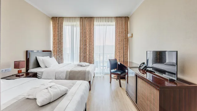 غرفة بسريرين منفصلين بإطلالة على المدينة، Lisi Hills Hotel 7/10
