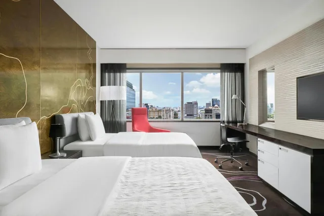 غرفة بسريرين مزدوجين مع دخول صالة النادي، Le Meridien Saigon 1/4