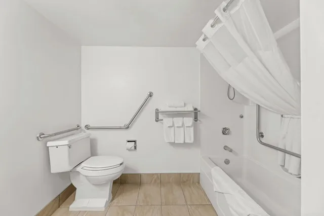 غرفة بسرير كينج لذوي الإعاقة، Travelodge Suites by Wyndham Regina / Eastgate Bay 7/8