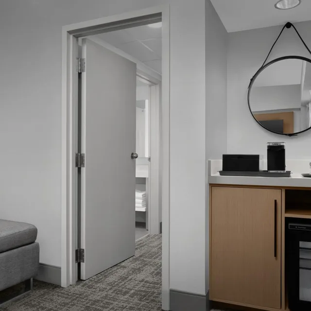 جناح بسرير كينج بغرفة نوم واحدة مع أريكة، Radisson Hotel Cedar Rapids, IA 7/7
