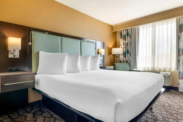 غرفة بسرير كينج مع أريكة لذوي الإعاقة، Best Western Plus Oceanside Palms 1/5
