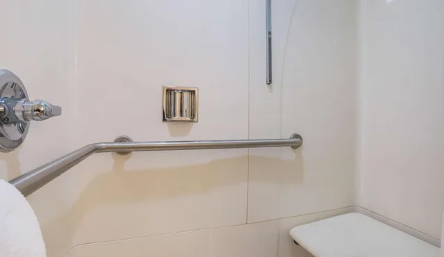 1 Full Bed - Mobility Access Tub Smk، Motel6 Round Rock, TX 5/5