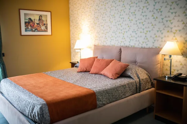 غرفة بسرير كوين، ATHENAEUM 6/10