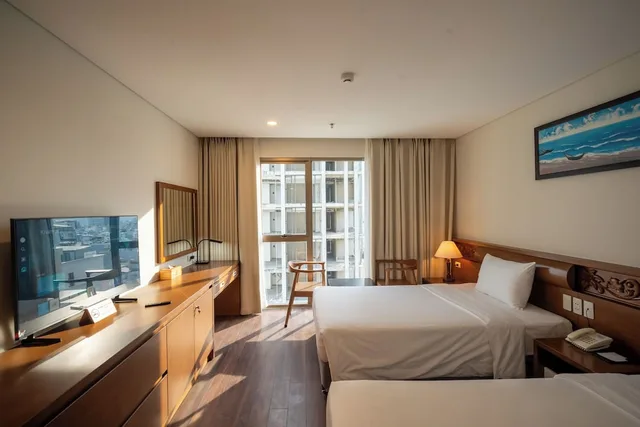 غرفة ديلوكس بسريرين منفصلين بإطلالة جزئية على البحر، Tamarind Hotel Da Nang 7/10