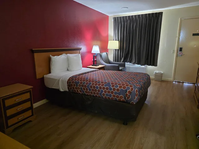 غرفة بسرير مزدوج، Econo Lodge Whiteville, NC 3/5
