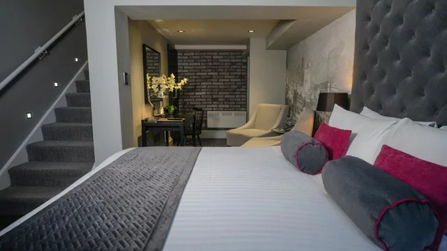جناح جونيور، Grey Street Hotel 1/9