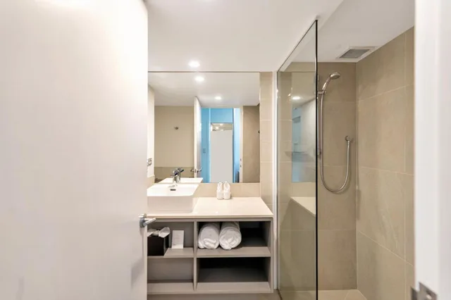 غرفة ديلوكس بسرير كينج وسريرين كوين بإطلالة على المسبح، Novotel Cairns Oasis Resort 6/6