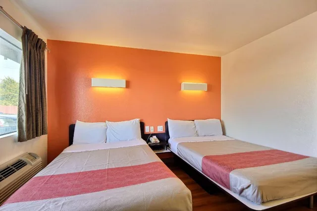 2 Full Beds Mini Fridge، Motel6 Laredo Tx South 1/4