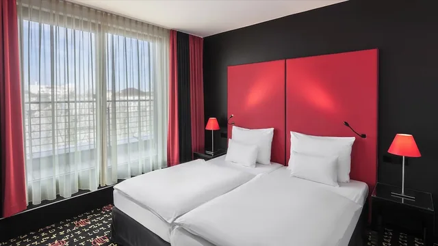 جناح بسرير كينج بإطلالة على الحديقة بغرفة نوم واحدة، Holiday Inn Munich - Westpark 1/7