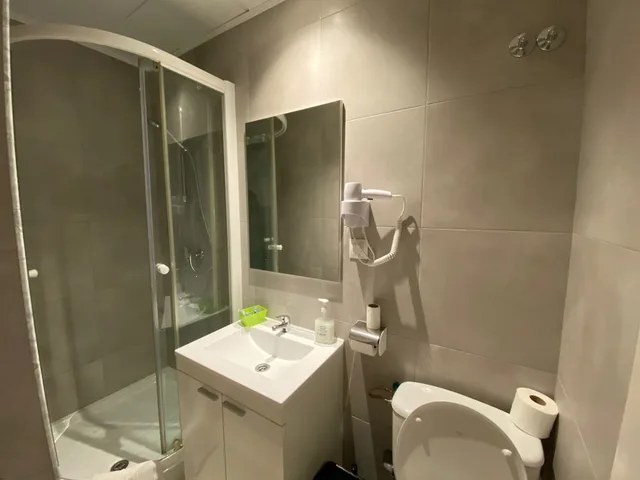 غرفة أساسية رباعية بأسرّة بطابقين بحمام خاص، Far Home Hostel 2/2