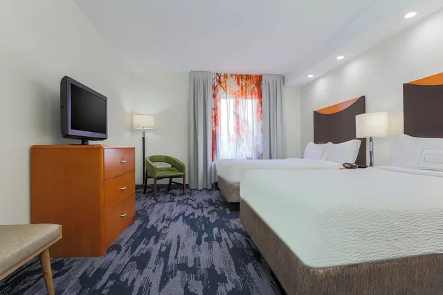 غرفة بسريرين مزدوجين مع أريكة، Fairfield Inn Suites Mahwah 1/3