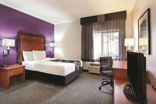 غرفة بسرير مزدوج لذوي الإعاقة، La Quinta Inn & Suites by Wyndham Miami Airport East 1/7