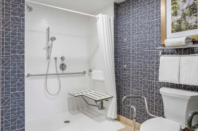 استوديو بسرير كينج مع أريكة لذوي الإعاقة، Homewood Suites By Hilton Winnipeg Airport Polo Park 3/3