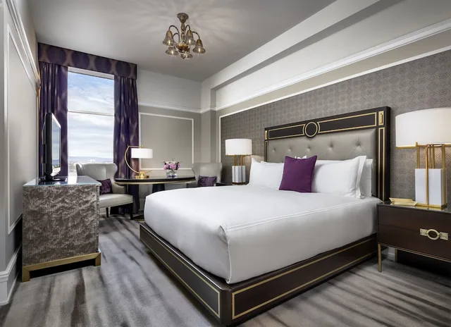 Fairmont Gold, King Bed, City View، Fairmont Empress Hotel 1/6