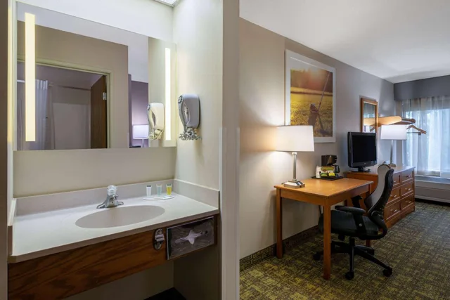 جناح بسرير كوين بجاكوزي، Days Inn & Suites by Wyndham Madison 6/8