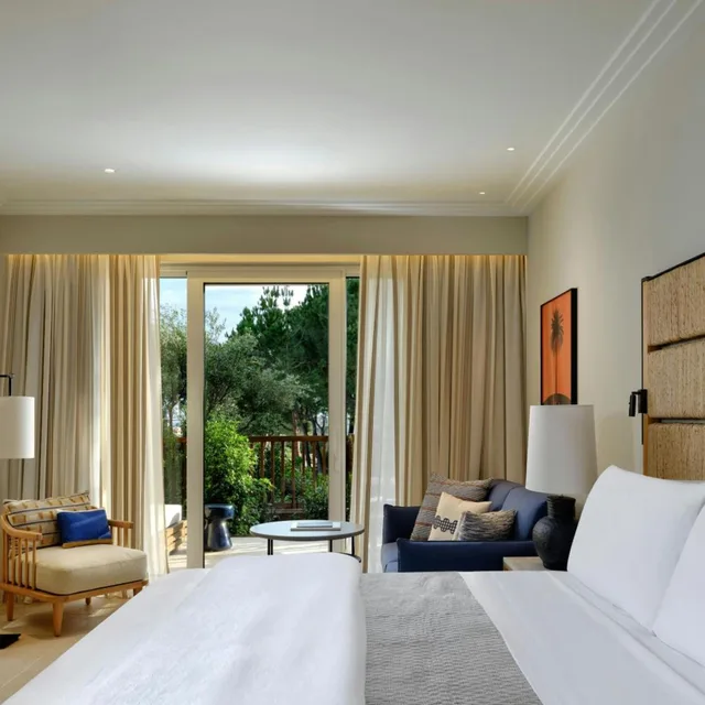 غرفة سوبيريور بسرير كينج بإطلالة على الحديقة بشرفة مع أريكة، The Westin Resort, Costa Navarino 1/10
