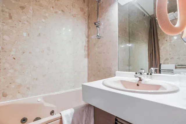 غرفة قياسية بسريرين منفصلين، Hotel Du Theatre 5/5