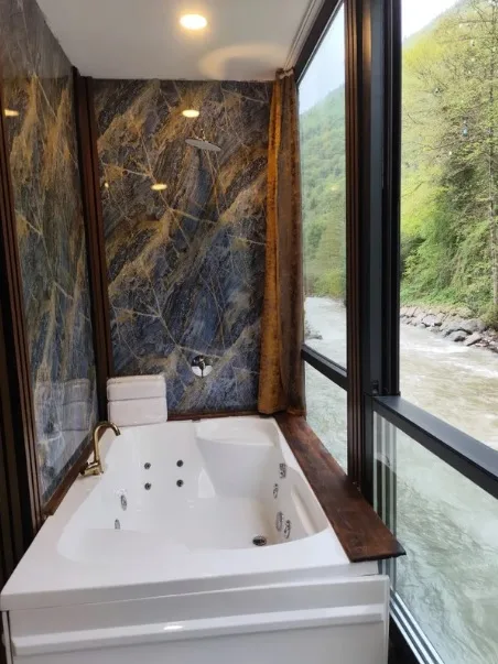 Vip, River, Hot Tub، MacarTasi hotel 2/3