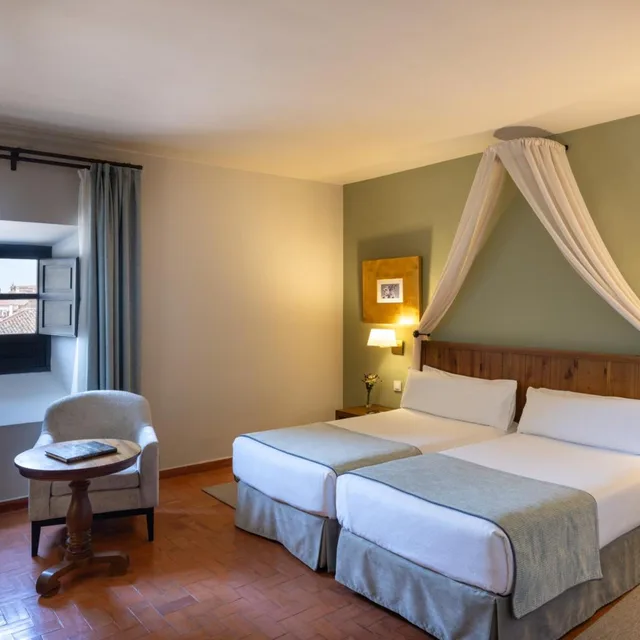 غرفة بسرير مزدوج أو سريرين منفصلين مع سرير إضافي، Parador De Trujillo 1/10