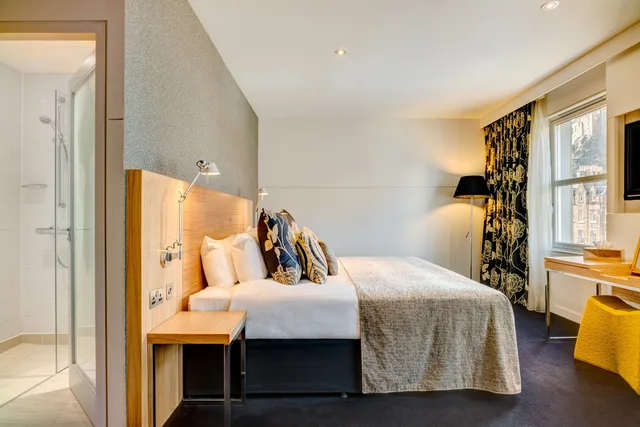 Suite, King Bed, Castle View، Apex City 5/5