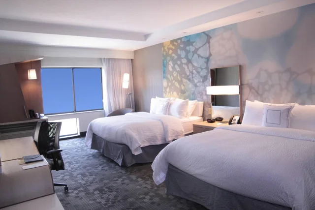 غرفة بسريرين كوين بحوض استحمام لذوي الإعاقة، Courtyard Jackson Airport Pearl 2/3