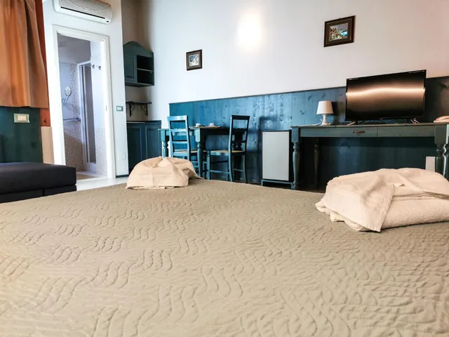 جناح جونيور، Hotel La Plage 6/9