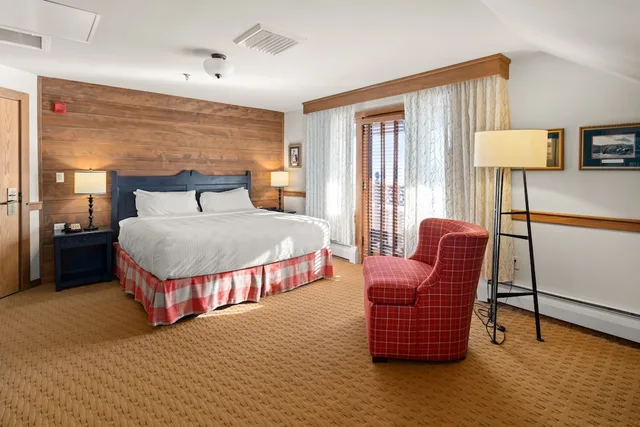 Northern, King Bed, Trapp Family Lodge 3/4