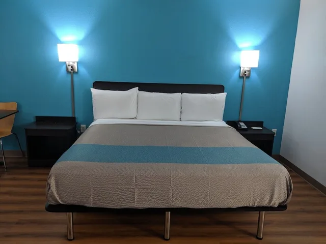 1 King Bed - Suite, Non-Smoking, Micfridge، Motel6 Chattanooga, TN - Airport 1/3
