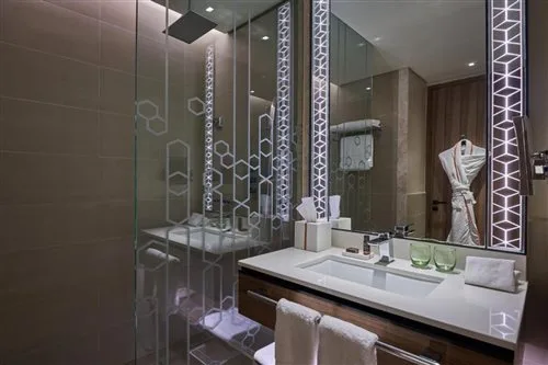 غرفة ديلوكس بسرير مزدوج أو سريرين منفصلين بإطلالة على المدينة، Mysk Al Mouj Hotel 2/2
