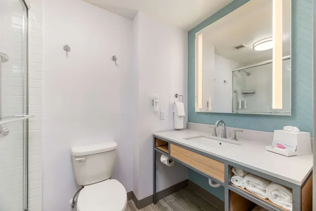 غرفة بسرير كينج بشرفة، Hilton Garden Inn Outer Banks/Kitty Hawk 2/2