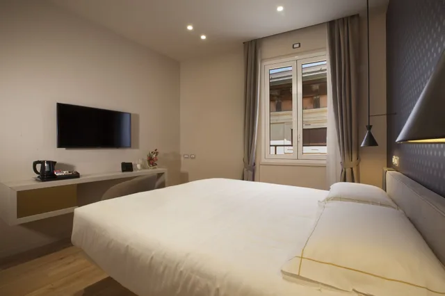 جناح سوبيريور بسرير كوين بغرفة نوم واحدة مع أريكة، Oriana Suites Verona 2/8