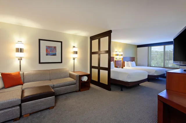 غرفة بسريرين كوين مع أريكة في طابق مرتفع، Hyatt Place San Diego/Vista-Carlsbad 3/5
