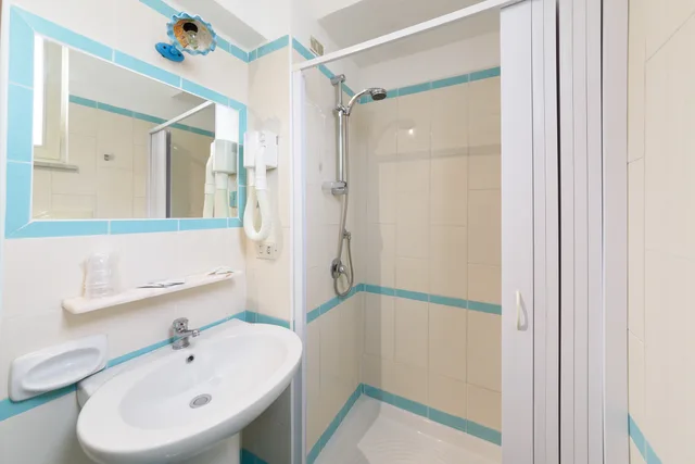 غرفة رباعية، HOTEL CELESTE 3/3