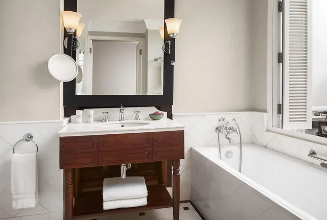 Suite, King Bed, Balcony, Raffles Hotel Le Royal 4/5