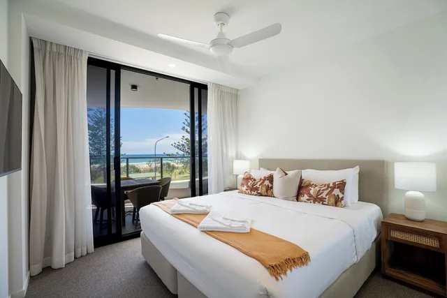 2 Bedrooms, Twin Beds, King Bed, Ocean Front، X Kirra Apartment 2/4