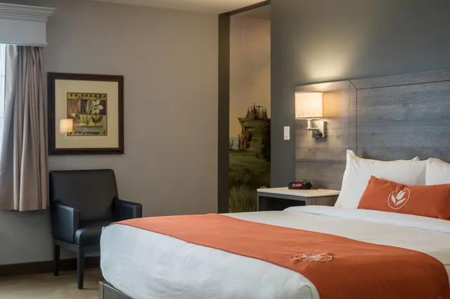 Drive Up, King Bed، Amsterdam Inn & Suites Moncton 1/4