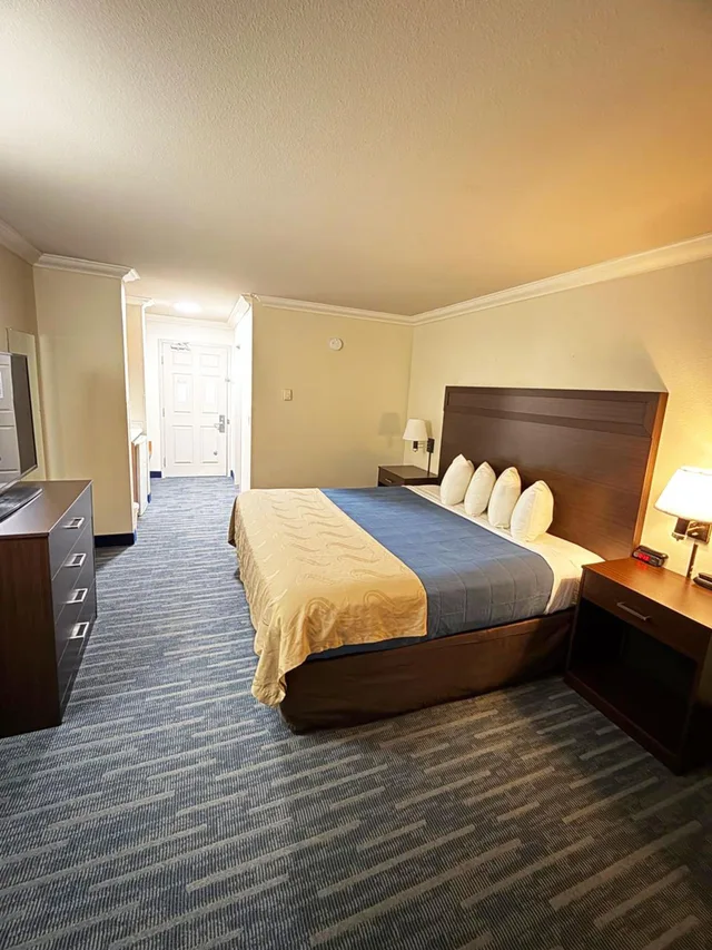 غرفة بسرير كينج لذوي الإعاقة، Coratel Inn and Suites By Jasper Ocean Shores 4/7