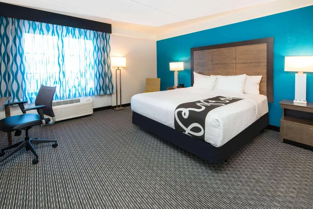 غرفة بسرير كينج، La Quinta Inn & Suites by Wyndham Tampa Brandon Regency Park 1/2