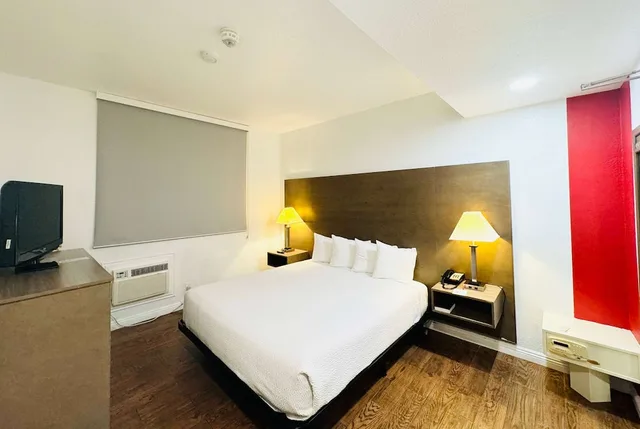 غرفة بسرير كينج لذوي الإعاقة، Ramada by Wyndham San Diego Airport 1/7