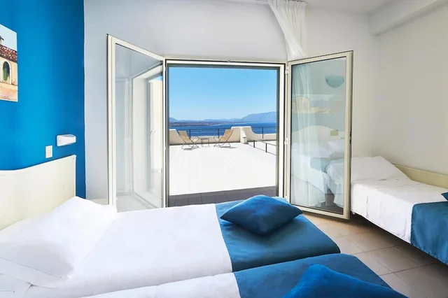 غرفة كومفورت ثلاثية بسرير مزدوج وسرير فردي بإطلالة على البحر، CDSHotels Terrasini 8/10