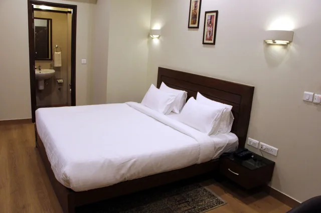 1 Bedroom, Deluxe, Twin Beds, Accessible, Hotel Dasaprakash 3/5