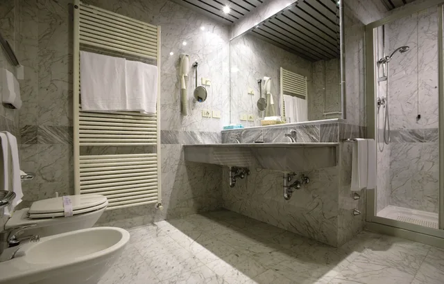 غرفة كومفورت ثلاثية بسرير كوين وسرير فردي بشرفة، Hotel Terme Venezia 6/6