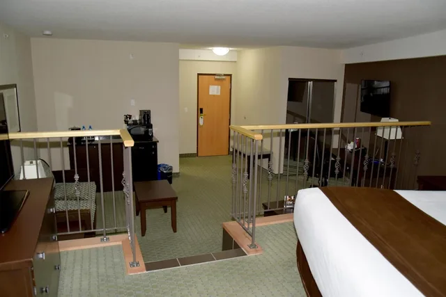 Coast, Premium, King Bed, Sofa، Coast Lethbridge Hotel and Conference Centre 3/6