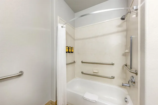 جناح بسريرين كوين مع أريكة بمطبخ لذوي الإعاقة، Best Western Plus San Antonio East Inn and Suites 5/7