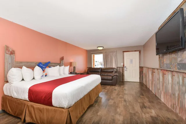 Rustic, King Bed, Accessible، Americas Best Value Inn-Wall 1/7