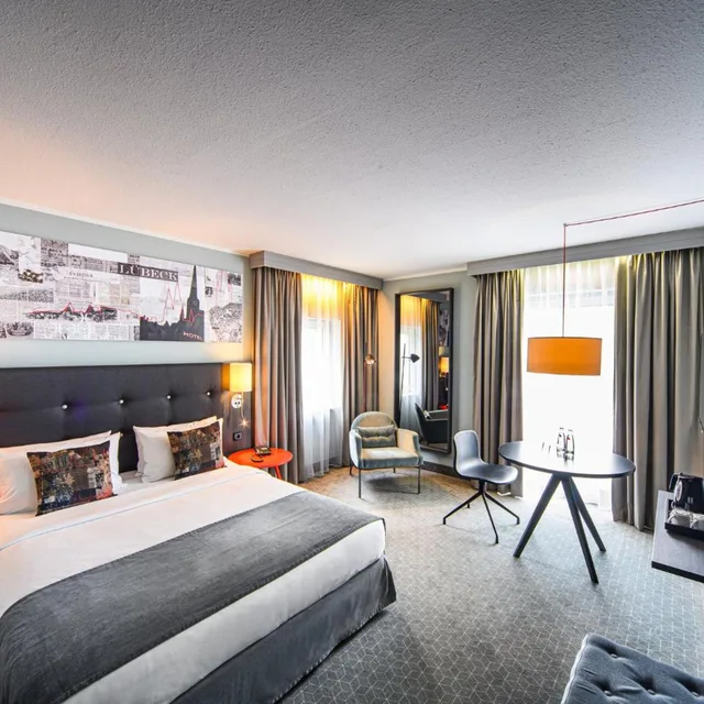غرفة قياسية بسرير كينج وسرير كوين، Holiday Inn Luebeck 5/8