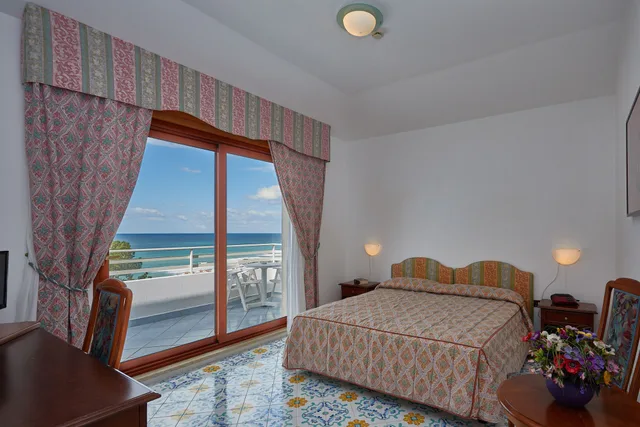 غرفة بسرير مزدوج بإطلالة على البحر، Club Residence la Castellana 9/10